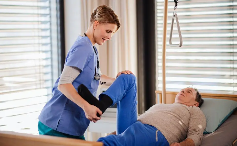 ćwiczenia rehabilitacyjne na łóżku rehabilitacyjnym