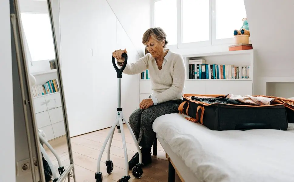 senior wspomagający się podpórką