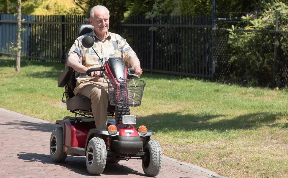 senior jadący na inwalidzkim skuterze elektrycznym